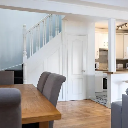 Spacious 2 Bed House - 20 Min Bus To Center Апартаменты