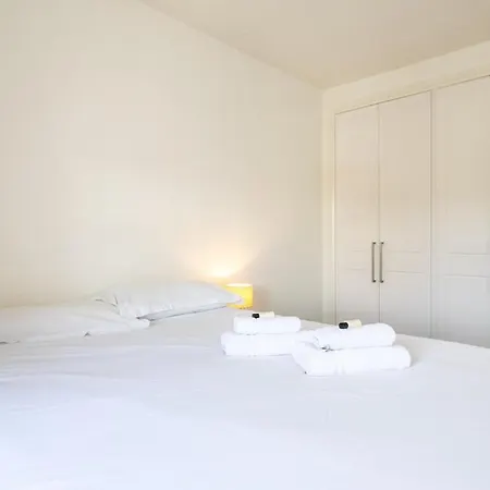 דירה Spacious 2 Bed House - 20 Min Bus To Center