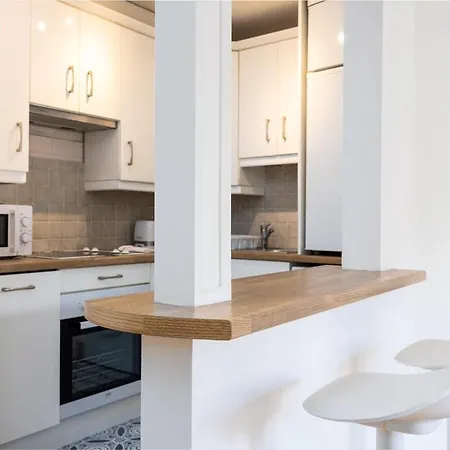 Spacious 2 Bed House - 20 Min Bus To Center 아파트 *