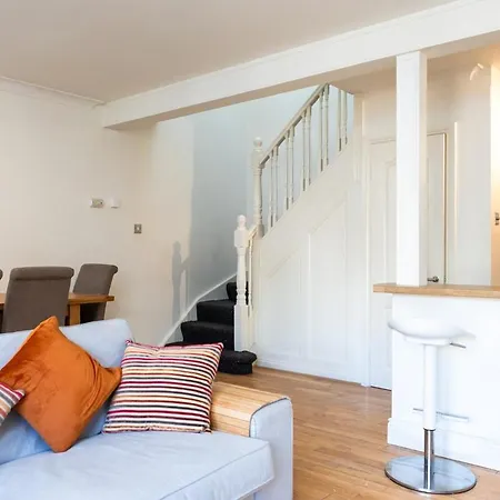 Spacious 2 Bed House - 20 Min Bus To Center Apartment Dublin