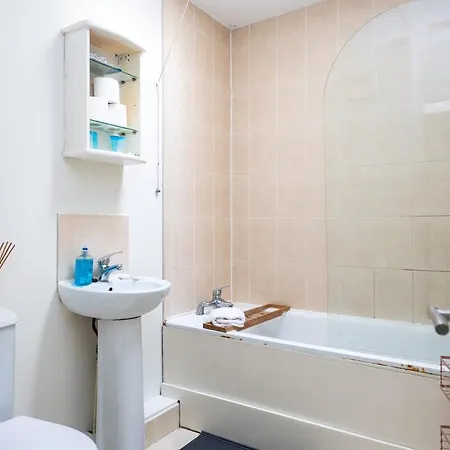 Spacious 2 Bed House - 20 Min Bus To Center Dublin