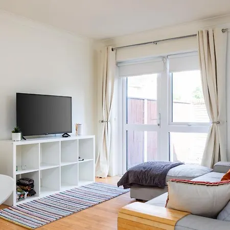 Spacious 2 Bed House - 20 Min Bus To Center Appartamento *